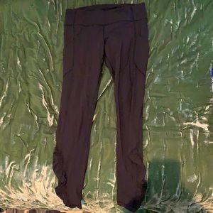 Black LuLulemon leggings with side pockets